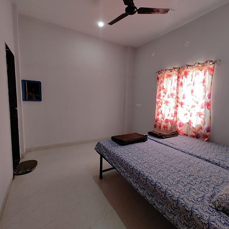 Отель Aadishkti Bhakt Nivas Tuljapur Экстерьер фото