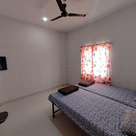 Отель Aadishkti Bhakt Nivas Tuljapur Экстерьер фото