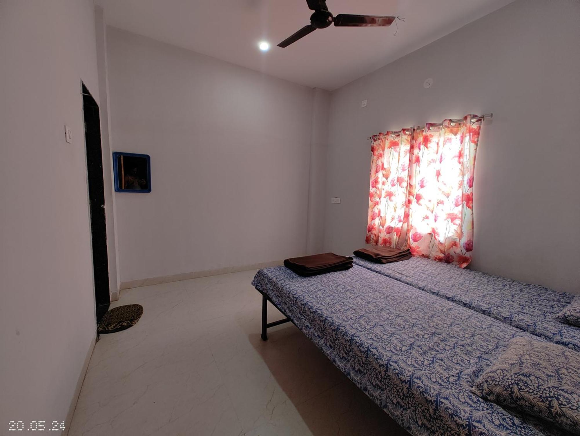 Отель Aadishkti Bhakt Nivas Tuljapur Экстерьер фото